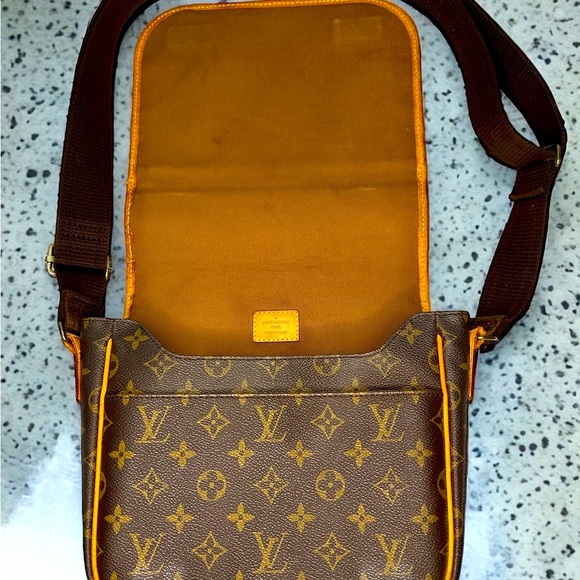 Authentic LOUIS VUITTON Bosphore Messenger Crossbody PM. - Picture 12 of 16